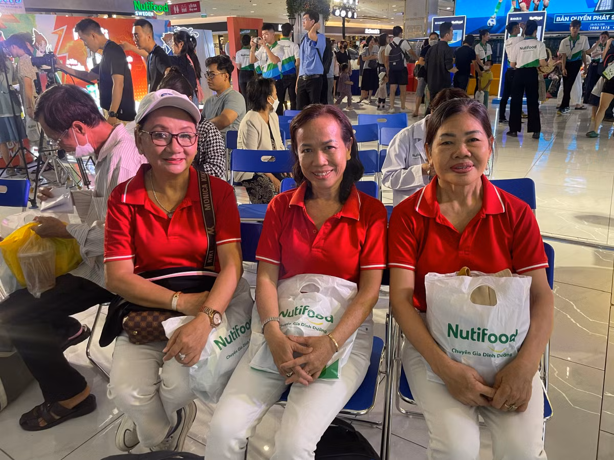 Hang ngan nguoi dung xep hang trai nghiem tai Trien lam Vien Nghien cuu Dinh duong Nutifood Thuy Dien-Hinh-5