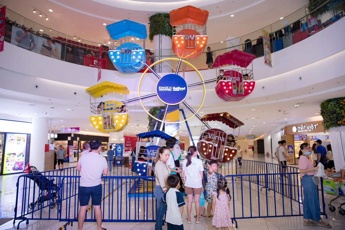 Hang ngan nguoi dung xep hang trai nghiem tai Trien lam Vien Nghien cuu Dinh duong Nutifood Thuy Dien-Hinh-8