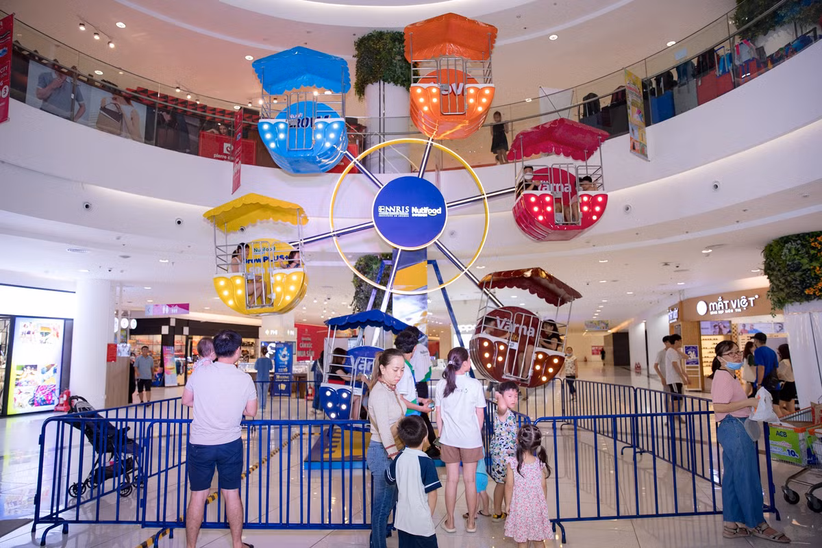 Hang ngan nguoi dung xep hang trai nghiem tai Trien lam Vien Nghien cuu Dinh duong Nutifood Thuy Dien-Hinh-8