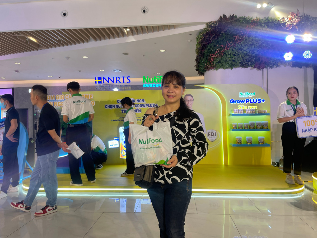 Hang ngan nguoi dung xep hang trai nghiem tai Trien lam Vien Nghien cuu Dinh duong Nutifood Thuy Dien-Hinh-7