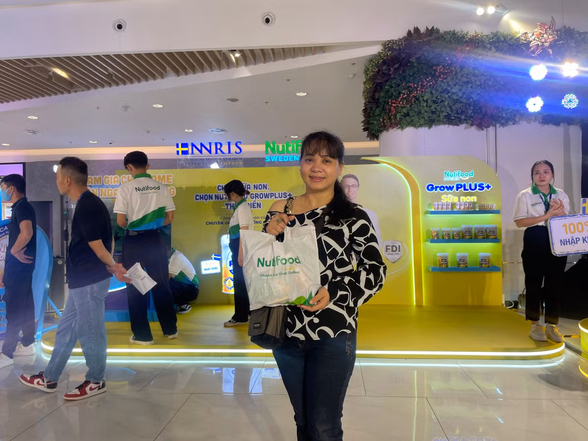 Hang ngan nguoi dung xep hang trai nghiem tai Trien lam Vien Nghien cuu Dinh duong Nutifood Thuy Dien-Hinh-7