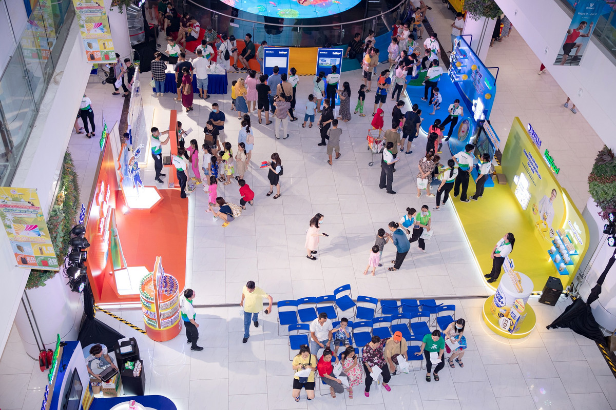 Hang ngan nguoi dung xep hang trai nghiem tai Trien lam Vien Nghien cuu Dinh duong Nutifood Thuy Dien