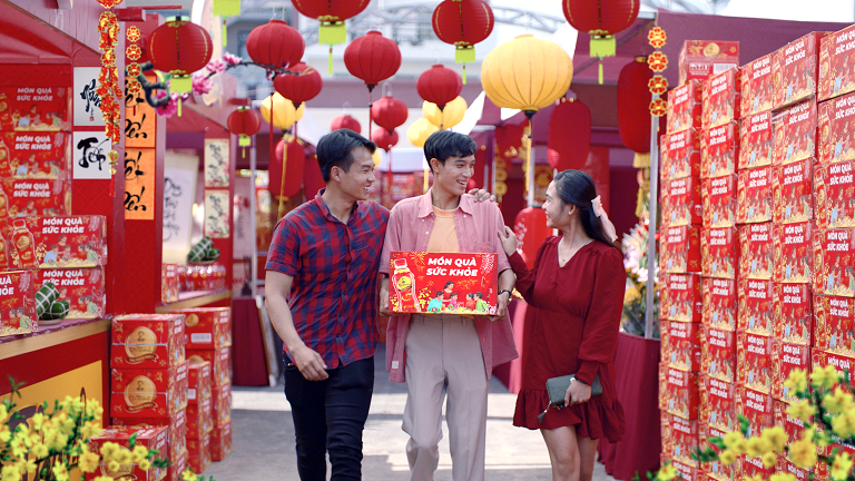 Trao qua suc khoe, Tra Dr Thanh nhan nhu nguoi tre ve voi cha me ngay Tet-Hinh-2