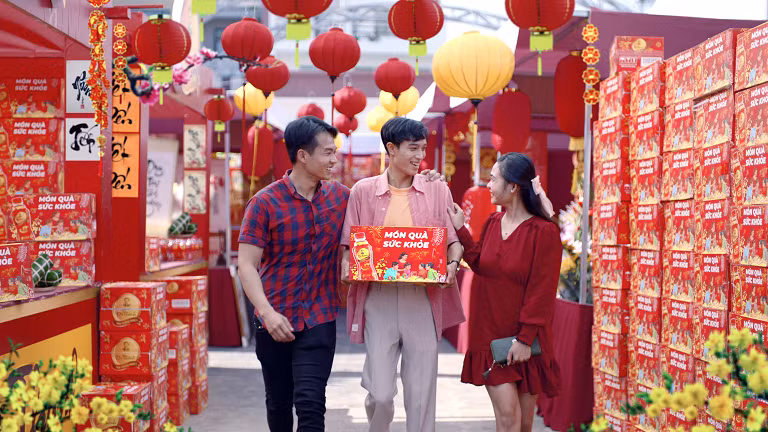 Trao qua suc khoe, Tra Dr Thanh nhan nhu nguoi tre ve voi cha me ngay Tet-Hinh-2