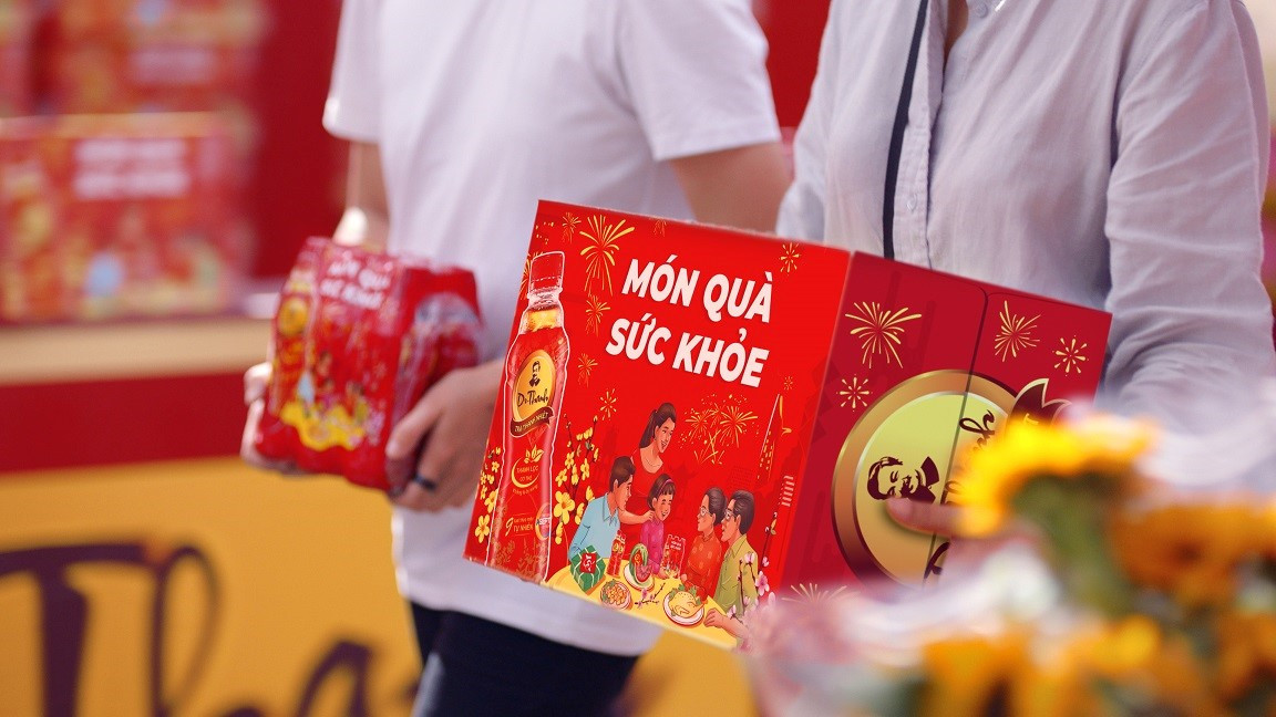 Trao qua suc khoe, Tra Dr Thanh nhan nhu nguoi tre ve voi cha me ngay Tet-Hinh-7