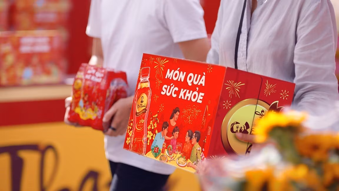 Trao qua suc khoe, Tra Dr Thanh nhan nhu nguoi tre ve voi cha me ngay Tet-Hinh-7