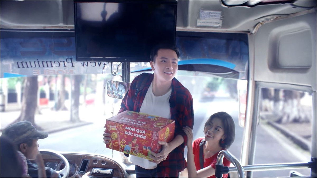 Trao qua suc khoe, Tra Dr Thanh nhan nhu nguoi tre ve voi cha me ngay Tet