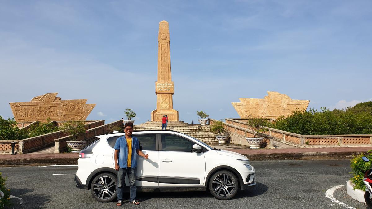 Hai loi the khien o to dien ngay cang ap dao xe xang