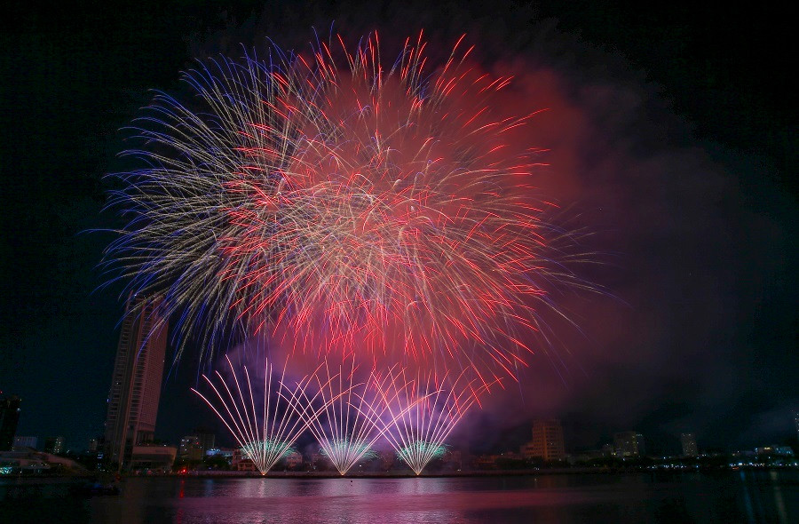 Khai mạc Lễ hội Pháo hoa Quốc tế Đà Nẵng 2023 - ấn tượng từ sân khấu đến pháo hoa - Hình 5 Khai mac Le hoi Phao hoa Quoc te Da Nang 2023 - an tuong tu san khau den phao hoa-Hinh-5
