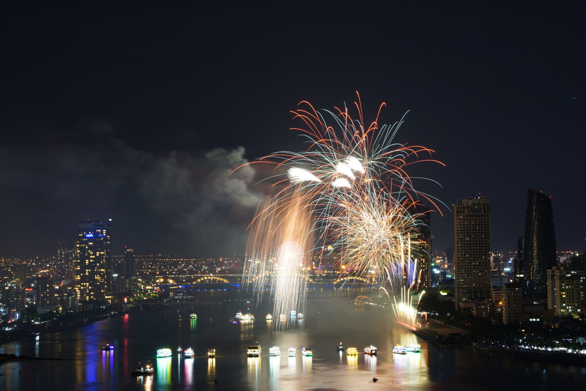 Khai mac Le hoi Phao hoa Quoc te Da Nang 2023 - an tuong tu san khau den phao hoa-Hinh-7