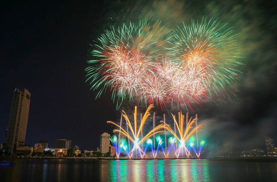 Khai mạc Lễ hội Pháo hoa Quốc tế Đà Nẵng 2023 - ấn tượng từ sân khấu đến pháo hoa - Hình 4 Khai mac Le hoi Phao hoa Quoc te Da Nang 2023 - an tuong tu san khau den phao hoa-Hinh-4