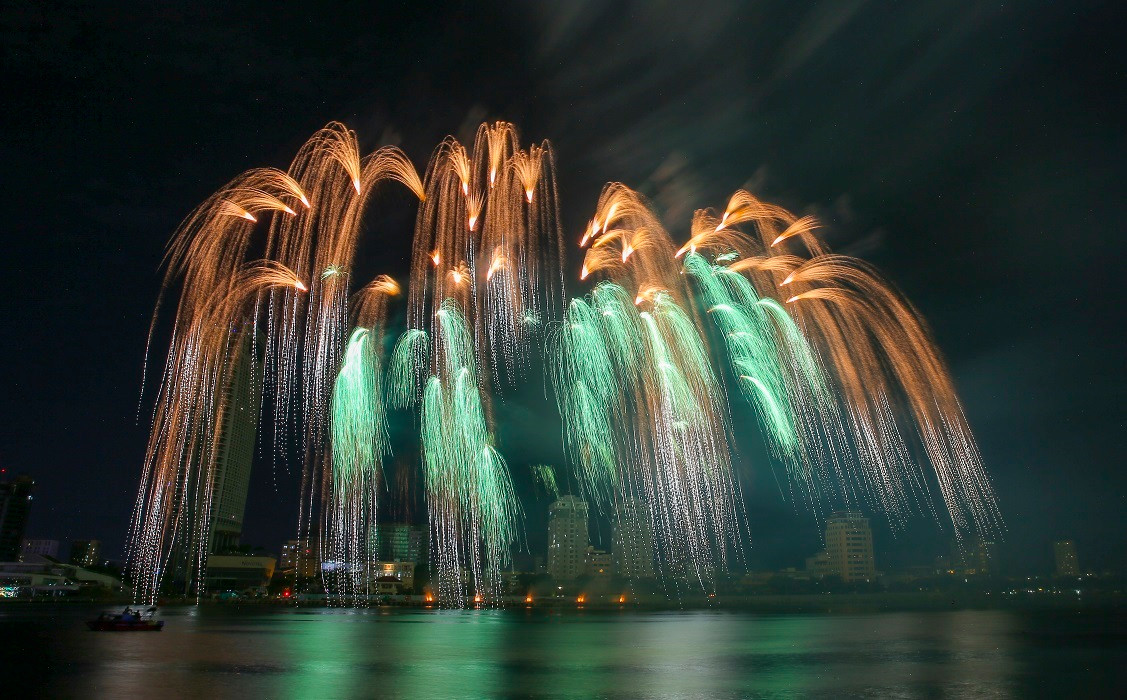 Khai mạc Lễ hội Pháo hoa Quốc tế Đà Nẵng 2023 - ấn tượng từ sân khấu đến pháo hoa - Hình 6 Khai mac Le hoi Phao hoa Quoc te Da Nang 2023 - an tuong tu san khau den phao hoa-Hinh-6