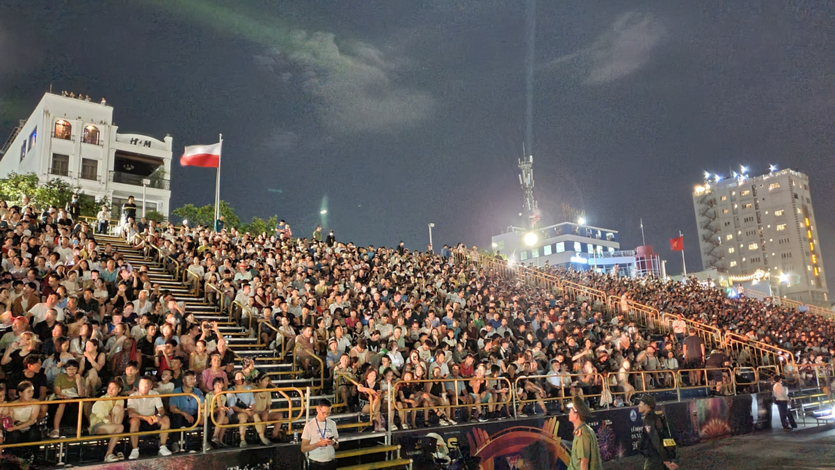 Khai mạc Lễ hội Pháo hoa Quốc tế Đà Nẵng 2023 - ấn tượng từ sân khấu đến pháo hoa - Hình 8 Khai mac Le hoi Phao hoa Quoc te Da Nang 2023 - an tuong tu san khau den phao hoa-Hinh-8