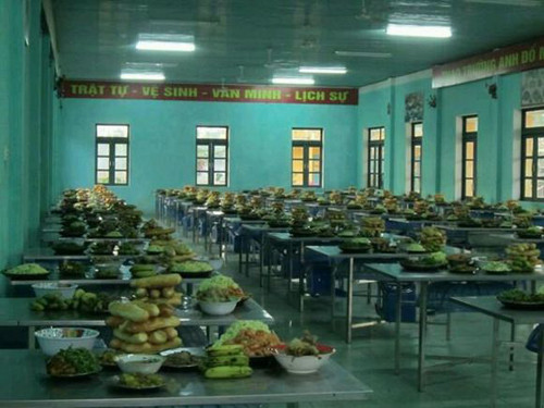 Trong đó các hình ảnh về bữa ăn và khẩu phần của bộ đội Việt Nam xuất hiện trước tiên. Mạng Sina bình luận: “Trước tiên là lực lượng quân đội từng mạnh thứ 3 thế giới – Việt Nam. Cơ bản các món ăn gồm thịt và rau kết hợp phong phú”.