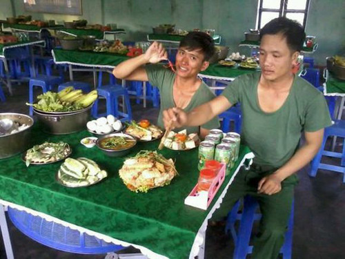 Cũng có nhiều người than phiền về bữa ăn của chính mình thời lính. Chẳng hạn một cựu quân nhân của Trung Quốc có nick là MH370 đến từ Thiểm Tây than phiền: “Những người chưa đi lính có thể không bao giờ tưởng tượng được rằng bữa ăn của chiến sĩ rất kém. Cơm thì khó mà nuốt được chứ chưa nói đến đồ ăn”.