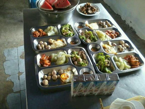 Bữa sáng của Quân đội Việt Nam có trứng rán và sữa bò, bữa trưa và bữa tối có cá, thịt, rau. Khẩu phần gạo mỗi người một bát lớn một ngày. Một số đơn vị còn có thói quen ăn bánh mỳ pate nữa.