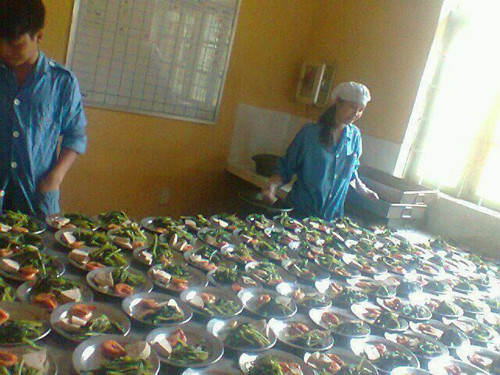 Một người khác trầm trồ: “Bộ đội Việt Nam có rau xanh ăn, không phải ăn rau muối”. Một người ở Giang Tô sau khi xem hết chùm ảnh có bình luận: “Xem ra món ăn của bộ đội Việt Nam là khá nhất”.