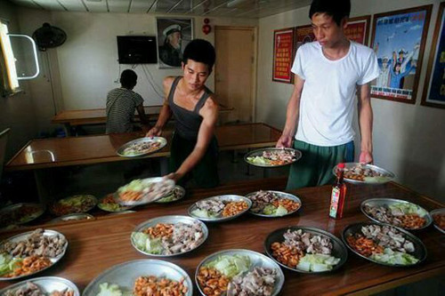 Đáng chú ý, liên hệ đến tình trạng thực phẩm bẩn đang tràn lan trong nước (Trung Quốc), một cư dân mạng ở Thẩm Dương viết: “Đừng rỗi hơi ngồi soi khẩu phần bữa ăn của quân đội nước khác nhiều hay ít, ngon hay không, ít nhất thịt và rau của họ đều qua kiểm tra đạt chuẩn, không có dầu mỡ thải”.