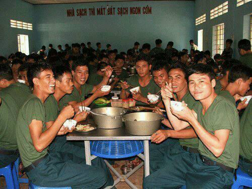 Nhiều cư dân mạng sau khi xem ảnh cũng nảy ra sự so sánh với tình hình bữa ăn của bộ đội Trung Quốc. Một người ở Giang Tô nói: “Bữa ăn của bộ đội Việt Nam so với chúng ta kém không bao nhiêu”. Nhưng người khác ở Hồ Nam lại khẳng định: “Thức ăn của bộ đội Việt Nam tốt hơn so với chúng ta”.