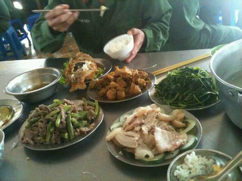 Loạt ảnh này tuy không nói riêng về Việt Nam nhưng cũng có khá nhiều người bình luận bày tỏ khen ngợi Việt Nam. Một người ở Nam Ninh Quảng Tây bình luận: Bữa ăn của bộ đội Việt Nam khá giống các món ăn ở vùng Lưỡng Quảng nước ta.