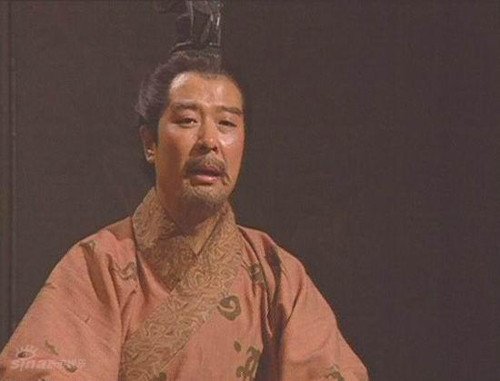 Loại song kiếm mà Lưu Bị sử dụng là kiếm gì? Đó là loại kiếm rất không bình thường mang tên Tam xích thanh phong. Nó vừa dài lại dày và nặng. Tác giả dám chắc rằng Quan Vũ hai tay có thể múa đại đao của ông dễ dàng nhưng loại song kiếm này chắc ông cũng khó mà múa được vài hiệp. Trong ảnh là nhân vật Lưu Bị trong phim Tam Quốc 1996.