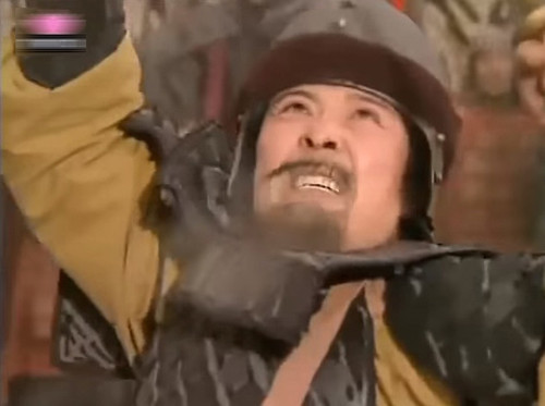 Lã mấy lần cố gắng đều vô ích, đến nỗi hắn cướp chỗ ở của Lưu Bị, tưởng dùng nó có thể ép Lưu Bị phải gắn bó với hắn. Nhưng Lưu Bị vẫn không đáp ứng mà Lã Bố cuối cùng cũng không dám giết người nhà Lưu Bị. Lã không dám công khai chọc giận Lưu Bị. Trong ảnh là cảnh Lưu Bị đang đánh với Lã Bố ở Hổ lao quan.