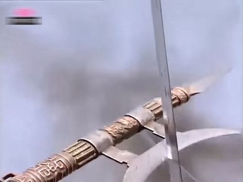 Tại Bạch Môn Lầu, Lã Bố đã có ý định giết Tào Tháo nhưng nhìn thấy Lưu Bị ngồi đó nên đành phải thay đổi ý định. Vì vậy rất có thể Lưu Bị là một cao thủ võ nghệ ẩn thân không lộ diện. Trong ảnh là phương thiên họa kích của Lã Bố và kiếm của Lưu Bị chạm nhau, cảnh trong phim Tam Quốc 1996.