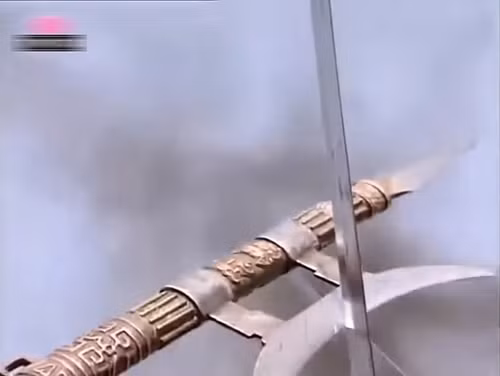 Tại Bạch Môn Lầu, Lã Bố đã có ý định giết Tào Tháo nhưng nhìn thấy Lưu Bị ngồi đó nên đành phải thay đổi ý định. Vì vậy rất có thể Lưu Bị là một cao thủ võ nghệ ẩn thân không lộ diện. Trong ảnh là phương thiên họa kích của Lã Bố và kiếm của Lưu Bị chạm nhau, cảnh trong phim Tam Quốc 1996.