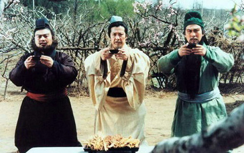 Biết được võ nghệ thực sự của Lưu Bị, có lẽ chỉ có 2 người rưỡi là Quan Vũ, Trương Phi và Lã Bố. Lã Bố đã luôn đưa con mắt lang sói dòm ngó nhưng Lưu Bị không cho hắn cơ hội. Trong ảnh là cảnh 3 người Lưu Quan Trương kết nghĩa vườn đào trong phim Tam Quốc 1996.