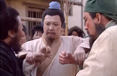 Thêm nữa, Quan Vũ, Trương Phi thân thủ giỏi thế nào? Vậy mà tại sao mới gặp đã nể phục mà chịu nhận một anh chàng đóng giày, bán chiếu ở chợ như Lưu Bị làm đại ca khi kết nghĩa vườn đào. Điều này thật không giản đơn. Trong ảnh là cảnh Lưu Bị can ngăn Quan Vũ và Trương Phi khi hai người này đánh nhau ở chợ, cảnh trong phim Tam Quốc 1996. 