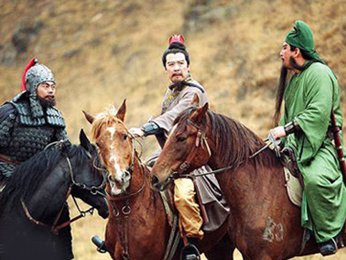 Một kiếm sĩ còn cần có sức lực mạnh mẽ, tay nắm kiếm cần phải chắc và có lực, đặc biệt là cổ tay càng cần phải cứng rắn như sắt thép đúc thành. Trong khi đó Lưu Bị sử dụng vũ khí là song kiếm. Trong võ lâm, sử dụng được song kiếm không có mấy người cho nên có thể nói rằng Lưu Bị rất có thể là một cao thủ.