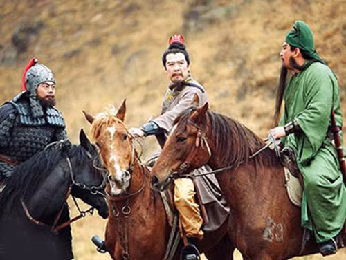 Một kiếm sĩ còn cần có sức lực mạnh mẽ, tay nắm kiếm cần phải chắc và có lực, đặc biệt là cổ tay càng cần phải cứng rắn như sắt thép đúc thành. Trong khi đó Lưu Bị sử dụng vũ khí là song kiếm. Trong võ lâm, sử dụng được song kiếm không có mấy người cho nên có thể nói rằng Lưu Bị rất có thể là một cao thủ.