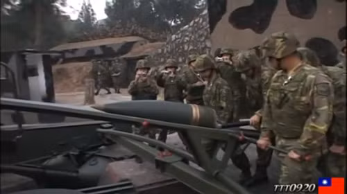 Từ Kim Môn, tầm bắn 14 dặm của pháo Rồng đen có thể bắn tới Hạ Môn – một thành phố 5 triệu dân ở bờ biển đông nam Trung Quốc. Thông điệp từ các khẩu pháo này rất rõ ràng. Đó là ngăn chặn, chống xâm nhập.