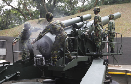 Trong thập niên 1950, Lục quân Mỹ cho các khẩu pháo này nghỉ hưu. Đó có thể đã là kết thúc câu chuyện về nó nếu Đài Loan không mua chúng để bố trí lên các pháo đài trên đảo Kim Môn và Mã Tổ - nằm cách không xa đại lục Trung Quốc.