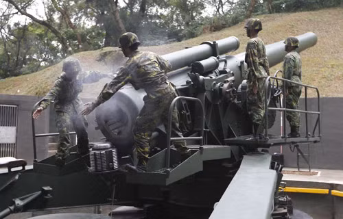 Trong thập niên 1950, Lục quân Mỹ cho các khẩu pháo này nghỉ hưu. Đó có thể đã là kết thúc câu chuyện về nó nếu Đài Loan không mua chúng để bố trí lên các pháo đài trên đảo Kim Môn và Mã Tổ - nằm cách không xa đại lục Trung Quốc.