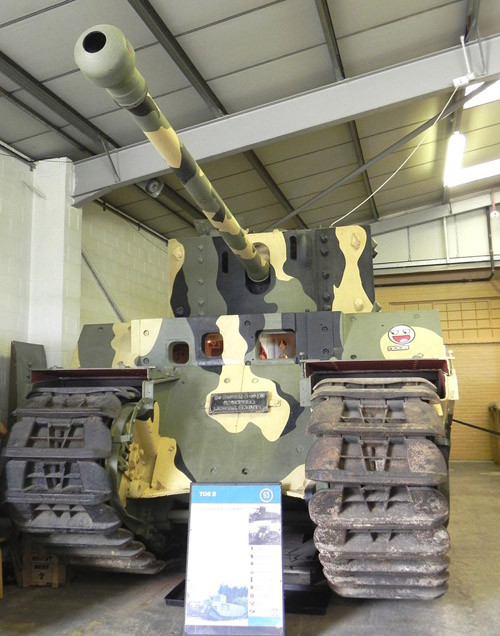 Xe tăng TOG-2 thừa kế một số yếu tố chính của xe TOG-1. Tháp pháo của nó là sử dụng mẫu của tháp pháo xe tăng Challenger (A30) và hai động cơ điện được lắp đặt để cung cấp khả năng truyền dẫn cần thiết.