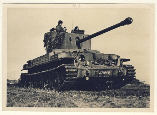 Tháp pháo đặt trên thượng tầng của thân xe làm vị trí ngồi của lái xe và cũng mang nét chính của thiết kế thời đó là vuông góc với mặt phẳng xe. Vũ khí chính của xe là một pháo QF 17 cỡ nòng 76,2mm và một súng máy chống bộ binh Besa cỡ nòng 7,92mm đồng trục với pháo chính.