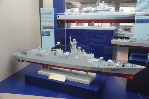 Tàu 526 Ôn Châu lớp 054. Tàu dài 132m, rộng 15m, mớn nước 5m, trọng tải tiêu chuẩn 3500 tấn. Tàu đạt vận tốc tối đa 27 hải lý/h, phạm vi hoạt động 3800 hải lý, thủy thủ đoàn 190 người. Trên tàu có tên lửa chống hạm YJ-83, tên lửa phòng không Hồng Kỳ 7, pháo hạm PJ-87, pháo hạm AK-630 cùng ngư lôi, hỏa tiễn chống ngầm và 1 bãi đáp cho trực thăng chống ngầm.