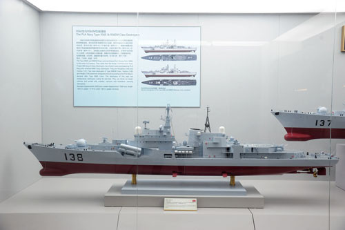 Tàu 138 Thái Châu, một trong những tàu chiến hiện đại nhất của Trung Quốc hiện nay. Theo trang haijun360, tàu dài 156,5m, rộng 17,19m, mớn nước 7,85m, trọng tải tiêu chuẩn 6500 tấn. Tàu có các loại tên lửa chống hạm như SS-N-22; tên lửa phòng không Shtil-1 cùng các loại pháo hạm, ngư lôi, hỏa tiễn và một bãi đáp cho trực thăng Ka-27 ở đuôi tàu.