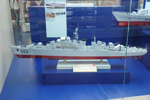 Tàu hộ vệ 502 Nam Sung là một tàu khá cổ. Theo Sina, tàu được đóng từ năm 1966 và ngừng phục vụ năm 1995. Tàu trọng tải 1200 tấn, dài 90m, rộng 10,2m, mớn nước 2,92m. Vũ khí trên tàu có 4 khẩu pháo 37mm Type 61 và 3 khẩu pháo 100mm. Ngoài ra còn có các loại ngư lôi và súng máy khác.
