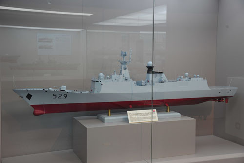 Tàu hộ vệ 529 Chu Sơn thuộc lớp 054A. Theo trang Haijun360, tàu hạ thủy ngày 21/12/2006, biên chế vào Hạm đội Đông Hải năm 2008. Tàu dài 134m, rộng 15,2m, mớn nước 5m, trọng tải tiêu chuẩn 3647 tấn, đầy tải 4053 tấn. Vũ khí trên tàu có 2 hệ thống gồm 8 tên lửa chống hạm YJ-83, 8 tên lửa phòng không Hồng Kỳ 16, 1 khẩu pháo 76mm, 2 khẩu pháo 30mm, 2 hệ thống phóng ngư lôi, 1 bãi đáp trực thăng và 2 hệ thống hỏa tiễn chống ngầm.