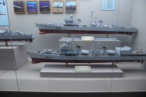 Tàu chiến 105 Tế Nam là chiến hạm đầu tiên thuộc lớp 051, còn tàu 166 Chu Hải là tàu cuối cùng thuộc lớp này. Theo Baike.baidu, đây là lớp tàu khu trục tên lửa đầu tiên do Trung Quốc tự nghiên cứu phát triển. Tàu Tế Nam hạ thủy năm 1970 và đi vào phục vụ cuối năm 1971.