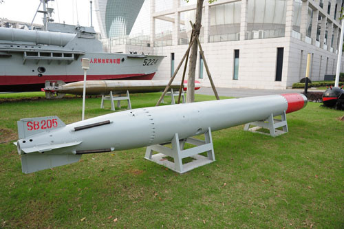 Ngư lôi kiểu Yu-1. Theo mạng Hoàn Cầu, đây là loại ngư lôi nhiệt động lực thông dụng. Loại ngư lôi này phạm vi hoạt động tương đối ngắn, và không có điều khiển sau khi bắn nhưng cách sử dụng đơn giản và khá an toàn.