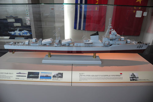 Đây là mô hình tàu chiến An Sơn, tàu chiến số 1 trong 4 tàu chiến chủ lực được gọi là “Tứ đại kim cương” của Hải quân Trung Quốc thập niên 1960. Theo Baike.baidu, “Tứ đại kim cương” gồm các tàu: An Sơn, Phủ Thuận, Trường Xuân, Thái Nguyên. Đây là vốn là các tàu thuộc Project 7 của Liên Xô và được chuyển cho Trung Quốc trong 2 năm 1954, 1955.