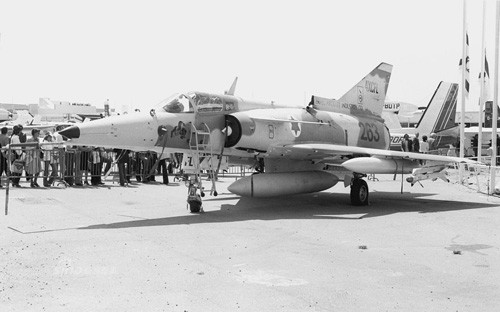 Bộ trưởng Quốc phòng Argentina tuyên bố thành lập một tổ công tác để đàm phán mua máy bay JF-17 và thậm chí cả máy bay J-10 nữa. Ngoài ra còn có tham vọng tìm kiếm khả năng mua giấy phép để sản xuất máy bay chiến đấu của Trung Quốc tại Argentina.