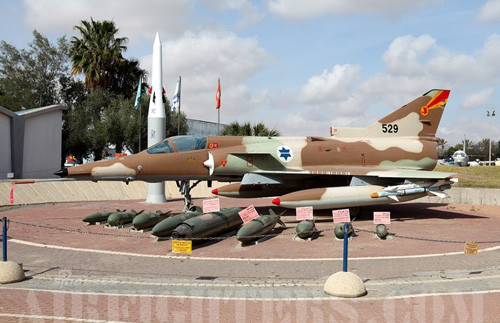 Argentina sẽ nâng cấp máy bay chiến đấu này với radar xung doppler Elta EL-2032. Theo nguồn tin công nghiệp, radar này có thể đồng thời theo dõi 64 mục tiêu. Thêm nữa kết cấu mở của máy bay cũng cho phép khách hàng tích hợp các hệ thống khác.