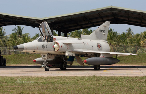 Tiêm kích Kfir là chiến đấu cơ chủ lực của Không quân Israel từ năm 1975 đến 1994. Theo thông báo, chiếc máy bay sử dụng động cơ thông dụng J79 này cần phải trải qua một quá trình đại tu triệt để.