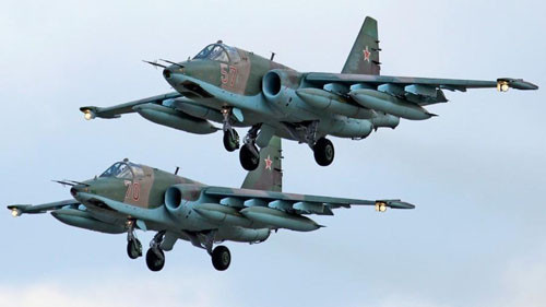 Su-25 là máy bay cường kích một chỗ ngồi do Cục thiết kế Sukhoi của Liên Xô phát triển vào cuối thập niên 60 của thế kỷ trước. Nó được NATO đặt biệt danh “chân ếch” (Frogfoot). Chiếc máy bay cấu tạo giản đơn, dễ vận hành và bảo trì, thích hợp hỗ trợ hỏa lực trên không cho chiến trường.