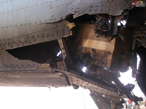 Su-25 bắt đầu được phát triển năm 1968 và tháng 2 năm 1975 bay thử lần đầu tiên nhưng mãi đến 1984 mới bắt đầu trang bị cho quân đội. Ảnh: Tên lửa phòng không khiến phần thân dưới Su-25 bị rách nát nhưng chiếc máy bay không bị rơi.