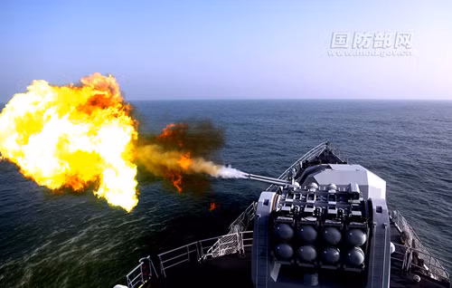 Mạng Sina cho biết: Gần đây, Hạm đội Đông Hải của Trung Quốc đã tổ chức một đợt tập trận bắn đạn thật trên biển Hoa Đông. Các bài tập gồm có tác chiến đối hạm, đối không, chống ngầm, phòng chống chiến tranh hạt nhân, chiến tranh sinh học, hóa học. Ảnh: Pháo hạm 100mm trên t àu chiến Trung Quốc đang nã đạn.